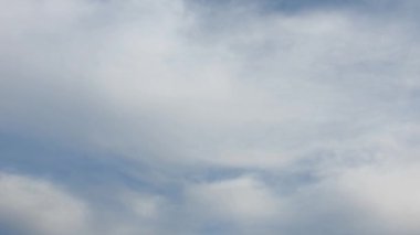 Beyaz bulutlu mavi gökyüzü