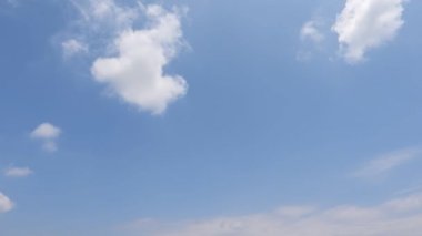 Beyaz bulutlu mavi gökyüzü arkaplanı