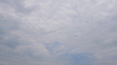 Mavi gökyüzü beyaz bulutlar arka plan, güzel doğa gökyüzü