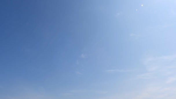 Blauwe Lucht Achtergrond Met Kleine Wolken — Stockvideo