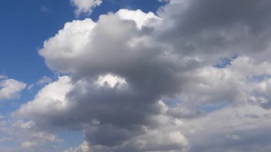 Gökyüzündeki beyaz bulutlar, yaz