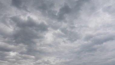 Yağmurdan önce yağmur bulutlarıyla kara fırtına gökyüzü