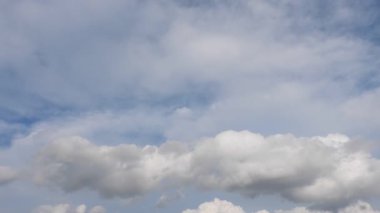 Beyaz bulutlu mavi gökyüzü