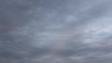 Mavi gökyüzünde kara bulutlar.