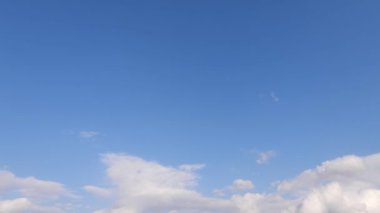 Mavi gökyüzü ve beyaz bulutlar