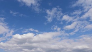 Mavi gökyüzündeki bulutlar. arkaplan