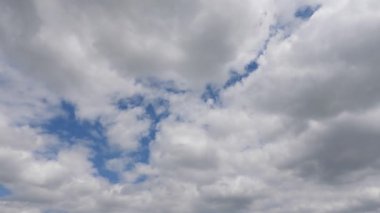 Bulutlu mavi gökyüzü.