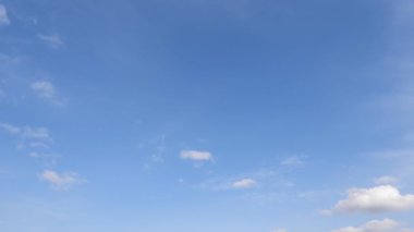 Bulutlu mavi gökyüzü