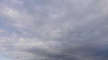 Gökyüzündeki kara bulutlar