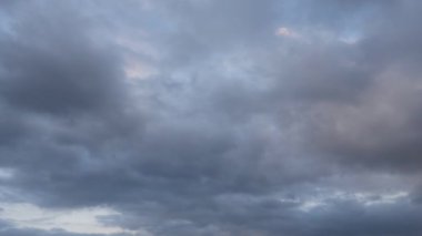 Gökyüzündeki kara bulutlar