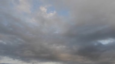 Gökyüzündeki kara bulutlar