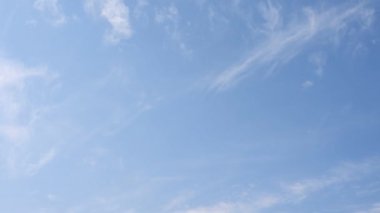 Mavi gökyüzü ve güzel beyaz bulutlar