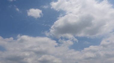 Mavi Gökyüzü ve Bulutlar