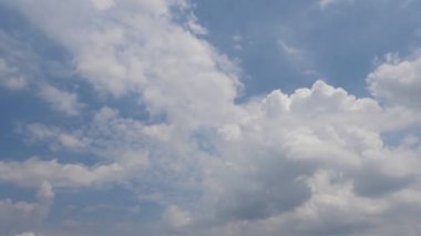 Mavi arkaplanda beyaz kabarık bulutlar