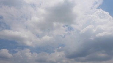 Havadaki bulutlar birçok renkte şekil değiştirir