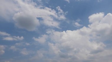 Bulutlara yakın mavi gökyüzü