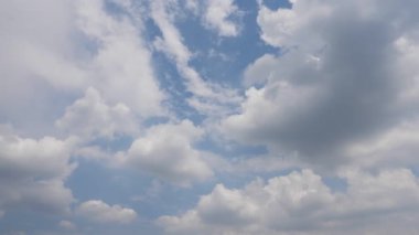 mavi gökyüzü ve beyaz bulut arkaplanı.