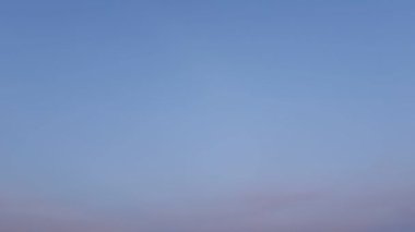 Beyaz bulutlu mavi gökyüzü