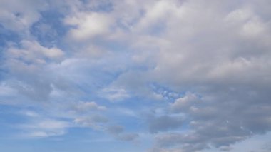 Beyaz bulutlu mavi gökyüzü