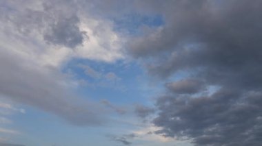 Karanlık gökyüzünde güzel bulutlar