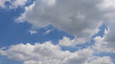 Mavi gökyüzü ve bulutlar arka plan.