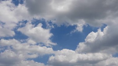 Mavi gökyüzündeki bulutlar