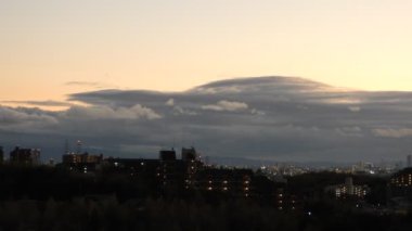 Gece bir şehir manzarası