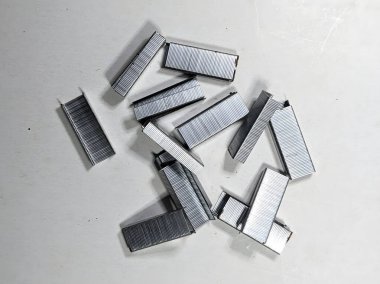 Beyaza izole edilmiş metal zımbalar yığını