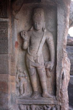 Lord Vishnu 'nun heykeli, Dwarpal Badami, Chalukya Mağarası, UNESCO Dünya Mirası Alanı, Bagalkot, Karnataka, Hindistan