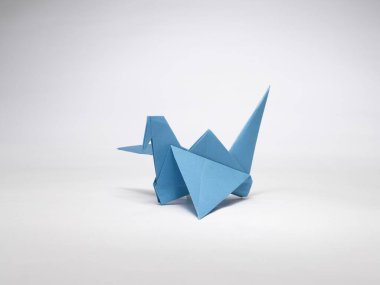 Japon origami kuşu, kağıt heykel, yakın çekim, stüdyo çekimi.