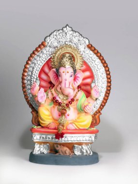 Ganpati Ganpati yaratıcısı Ganesh Chaturthi 'nin geçit töreninde büyük bir fareye bindi.