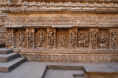 Miras mimarisinde duvara oyulmuş heykeller, Step well Rani ni Vava, Patan, Gujarat, Hindistan 