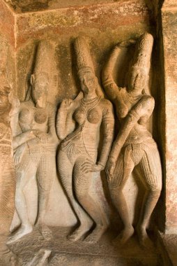 Sapta Matha, Aihole, Karnataka, Hindistan 'daki Ravanaphadi mağarası tapınağında yedi tanrıça dansı yapıyor.