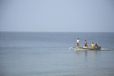 Arap Denizi 'nde Shiroda, Velagar, Dist Sindhudurga, Maharashtra, Batı Sahili, Hindistan' da teknede duran balıkçılar