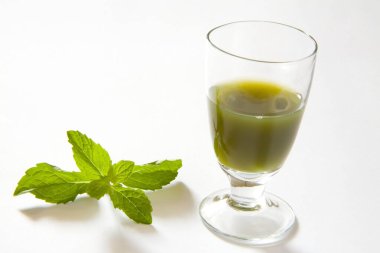 ayurvedic işlenmemiş bardakta taze nane suyu