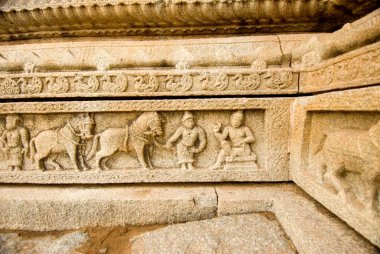 Pers at tüccarı atlarını Vijayanagar Kralı 'na satıyor. Hampi, Karnataka, Hindistan' daki Vithala Tapınağı 'nın duvarına oyma yapıyor.