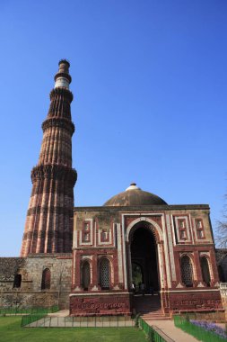 Kutub Minar ve Alai Darwaza 1311 kırmızı kumtaşı kulesinde, Indo _ Müslüman sanatı, Delhi sultanlığı, Delhi, Hindistan UNESCO Dünya Mirası Sitesi 'nde inşa edildi.