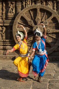 Odissi dansçılarının grevi, Hindistan 'ın Orissa kentindeki Konarak kentindeki Güneş Tapınağı kompleksindeki ikonik Güneş Arabası önünde Ramayana gibi Hint efsanelerini canlandırıyor. 