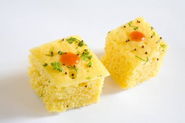 Hint mutfağı, fast food Dhokla beyaz arka planda domates ketçaplı. 