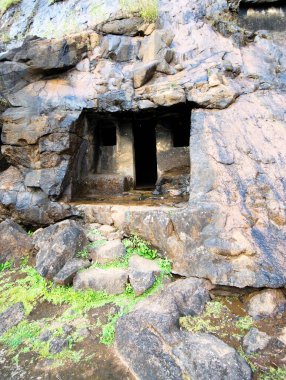 Bhajas kaya oyukları M.Ö. 2. yüzyılda Lonavala, Maharashtra, Hindistan yakınlarındaki tepelerde yapılmıştır.