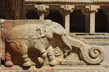 Subramaniya Tapınağı 'nın merdivenlerindeki Taş Fil Vishwakarma Tamilnadu Hindistan