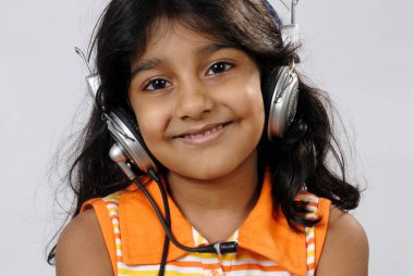 Güney Asyalı genç bir kızın müzik dinlediği portresi.  