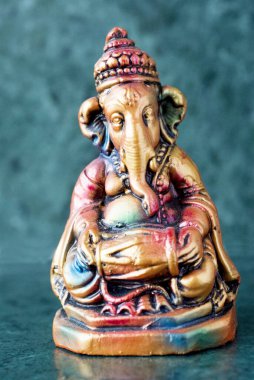 Lord Ganesha ganpati alçı Idol renkli oturmuş mrudungam timpani müzik aleti çalıyor.