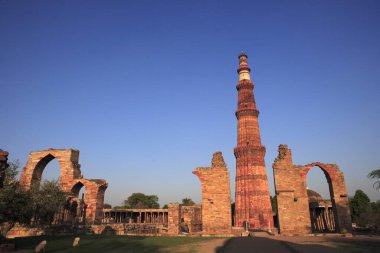 Kutub Minar 1311 kırmızı kumtaşı kulesinde inşa edildi, Hindistan _ Müslüman sanatı, Delhi sultanlığı, Delhi, Hindistan UNESCO Dünya Mirası Sitesi