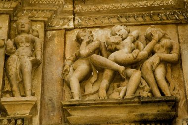 Hindistan, Madhya Pradesh, Khajuraho 'daki Khandariya Mahadev Tapınağı' nın utanç verici akrobatik pozisyonlarıyla yüzünü kaplayan Erotica heykeli.  