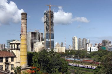 Bombay Mumbai, Maharashtra, Hindistan, Dadar ve Lower Parel 'deki eski yapı ve yeni inşaat. 