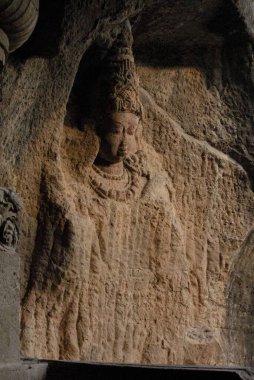 32 numaralı mağarada taşa oyulmuş heykel, Ellora, Aurangabad bölgesi, Maharashtra, Hindistan 