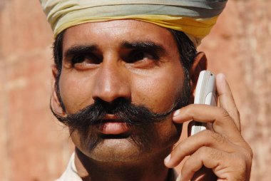 Cep telefonu tutan Rajasthani bıyıklı adam, Jodhpur, Rajasthan, Hindistan