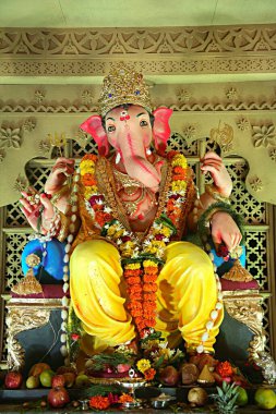 Hint festivali Ganesh Chaturthi Ganpati fil heykelini kutluyor. Bombay Mumbai, Maharashtra, Hindistan 