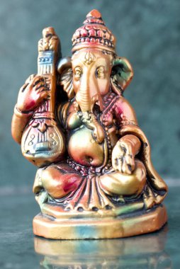 Lord Ganesha ganpati alçı Idol renkli oturmuş tanpura tambora çalıyor Hint müzik teli enstrümanı
